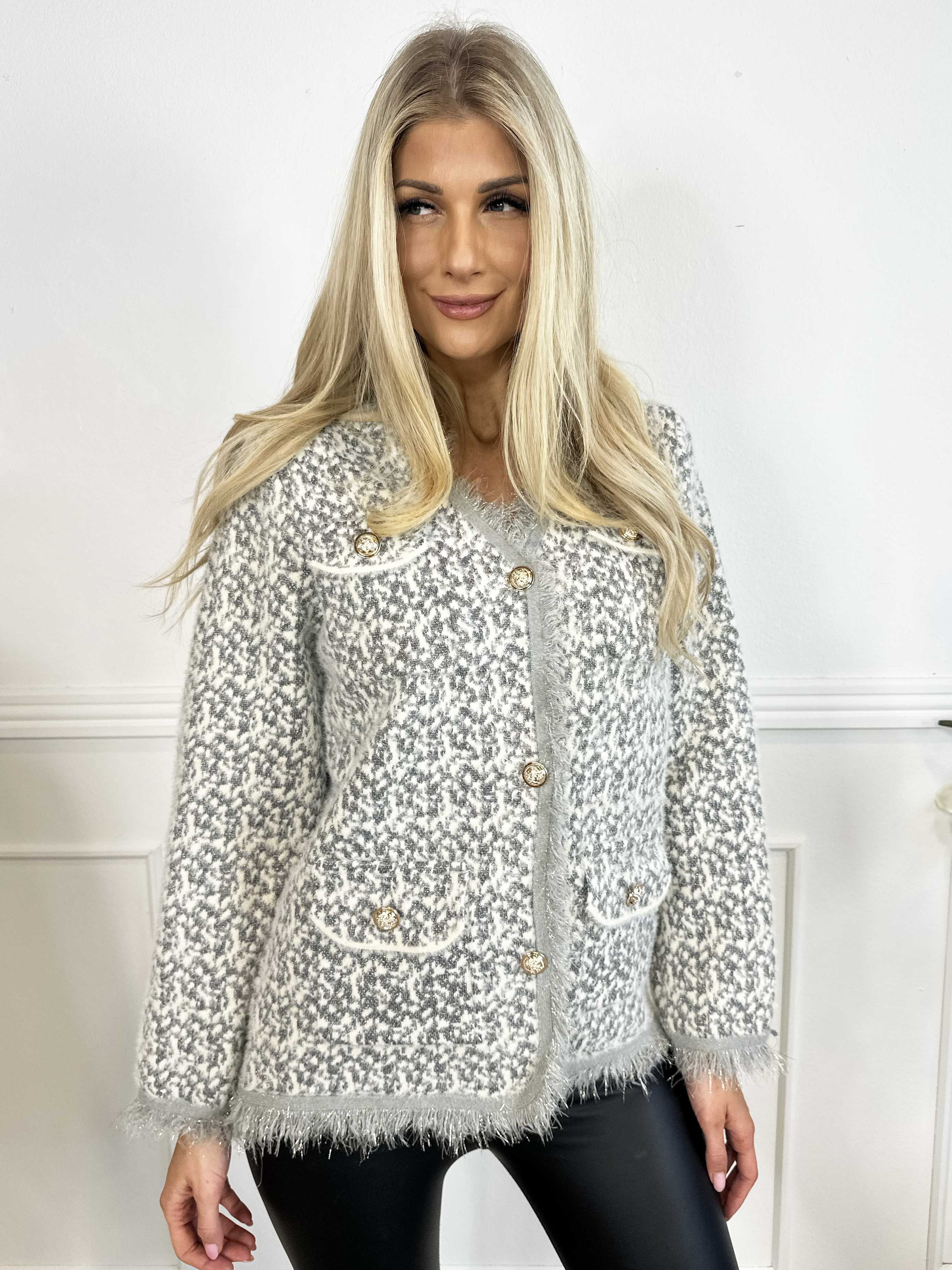 Larna - Mjuk och mysig kofta med glittertrådar och guldknappar